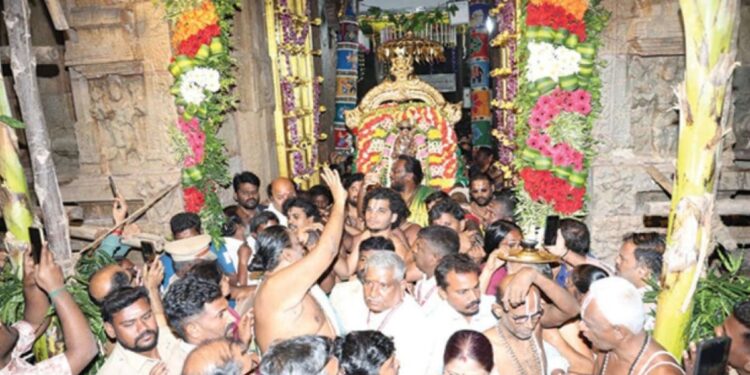 அழகர்கோவிலில் வைகுண்ட ஏகாதசி: நம்மாழ்வார் எதிர்கொண்டு அழைக்க சொர்க்கவாசல் வழியாகக் கள்ளழகர் எழுந்தருளல்