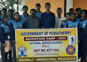 குலு மணாலியில் சாகசப் பயிற்சி முடித்த புதுச்சேரி என்.எஸ்.எஸ் மாணவர்கள்  கூடுதல் கலெக்டர் சான்றிதழ் வழங்கிப் பாராட்டு