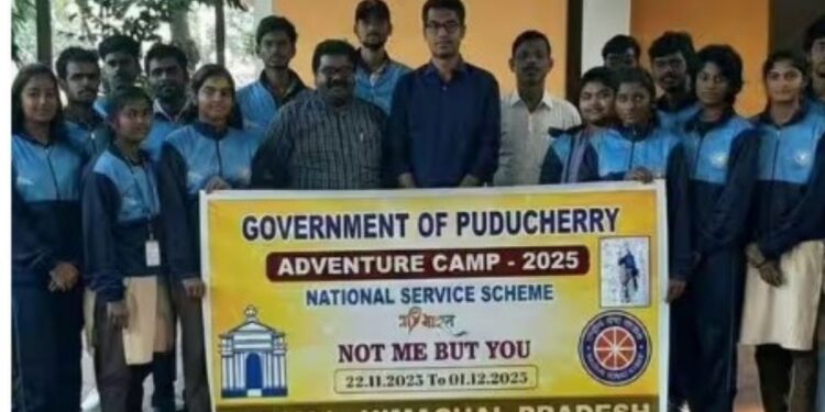 குலு மணாலியில் சாகசப் பயிற்சி முடித்த புதுச்சேரி என்.எஸ்.எஸ் மாணவர்கள்  கூடுதல் கலெக்டர் சான்றிதழ் வழங்கிப் பாராட்டு