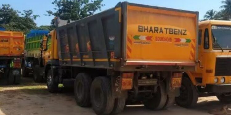 போடி அருகே அம்பர மலை அடிவாரத்தில் மணல் கடத்தல் வேட்டை  6 டிப்பர் லாரிகள் பறிமுதல்