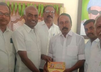 பாரியூர் அம்மன் கோவில் சந்தனக்காப்பு விழா அழைப்பிதழை முன்னாள் அமைச்சர் கே.ஏ. செங்கோட்டையனிடம் வழங்கினர்