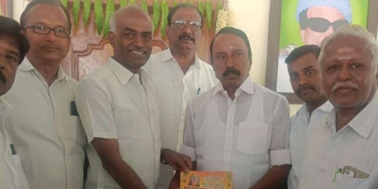 பாரியூர் அம்மன் கோவில் சந்தனக்காப்பு விழா அழைப்பிதழை முன்னாள் அமைச்சர் கே.ஏ. செங்கோட்டையனிடம் வழங்கினர்