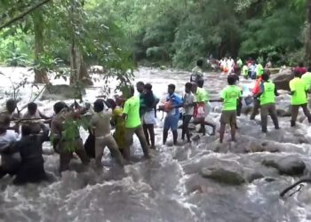 ராஜபாளையம் அருகே திடீர் வெள்ளத்தில் சிக்கிய 200 பக்தர்கள் மீட்பு!