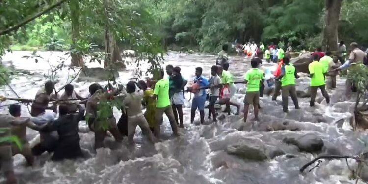 ராஜபாளையம் அருகே திடீர் வெள்ளத்தில் சிக்கிய 200 பக்தர்கள் மீட்பு!