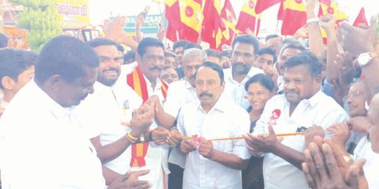 “எம்.ஜி.ஆருக்குப் பின் விஜய் தான்”: தமிழக அரசியலில் புயலைக் கிளப்பும் செங்கோட்டையனின் அதிரடித் தேர்தல் பரப்புரை!