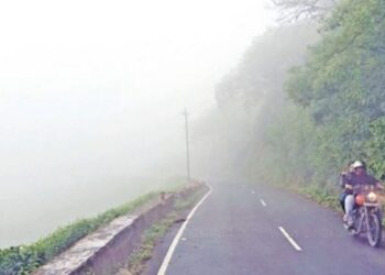 வால்பாறையில் சூறைக்காற்றுடன் சாரல் மழை: கடும் மூடுபனியால் வாகன ஓட்டிகள் அவதி!