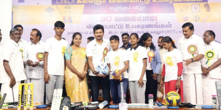 16 மாவட்டங்களுக்கு ‘கலைஞர் விளையாட்டு உபகரண தொகுப்புகளை’ துணை முதல்வர் உதயநிதி ஸ்டாலின் வழங்கினார்