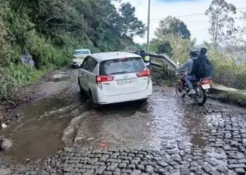 கொடைக்கானல் – பூம்பாறை மலைச்சாலையில் விபத்து அபாயம் கடும் அவதி!