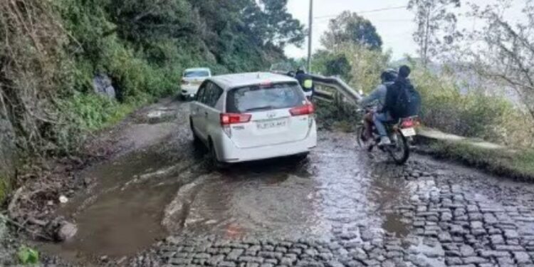 கொடைக்கானல் – பூம்பாறை மலைச்சாலையில் விபத்து அபாயம் கடும் அவதி!