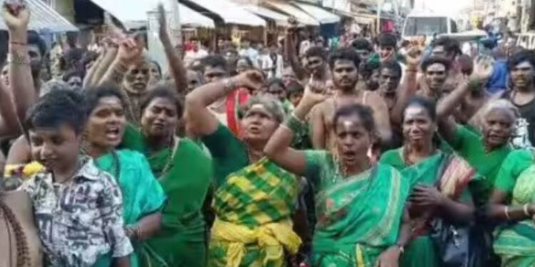 திருப்பரங்குன்றம் மலை உச்சித் தூணில் கார்த்திகை தீபம் ஏற்ற கோரிக்கை நீதிமன்ற உத்தரவு அமலாகாததால் பக்தர்கள் போராட்டம்