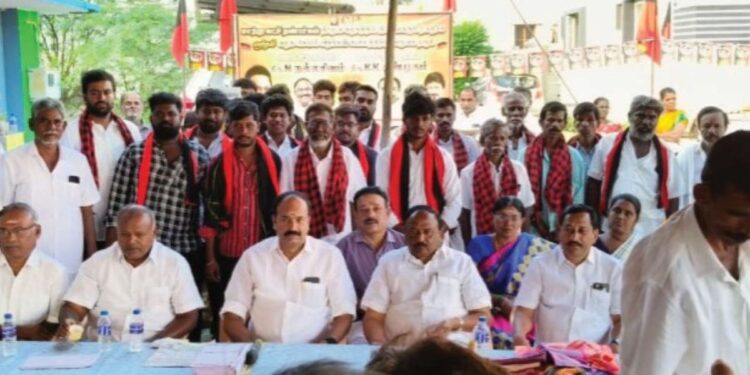 கோபிசெட்டிபாளையத்தில் திமுகவின் பலம் அதிகரிப்பு வடக்கு மாவட்டச் செயலாளர் நல்லசிவம் முன்னிலையில் இணைந்தனர்