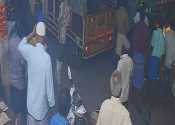 நத்தத்தில் நிறுத்தப்பட்ட வாகனங்களால் விபத்து