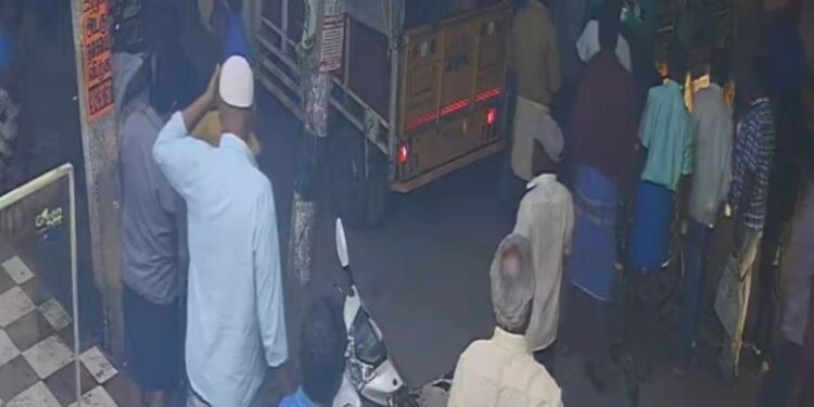 நத்தத்தில் நிறுத்தப்பட்ட வாகனங்களால் விபத்து