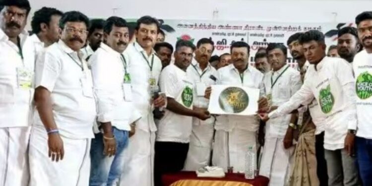 வேடசந்தூர் அ.தி.மு.க பூத் நிர்வாகிகள் ஆலோசனைக் கூட்டம் 2026-ல் ஆட்சி மாற்றத்தை ஏற்படுத்த முன்னாள் அமைச்சர் திண்டுக்கல் சீனிவாசன் அழைப்பு