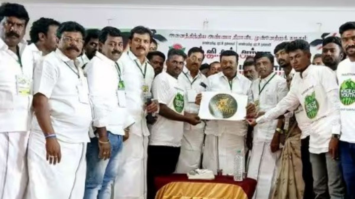 வேடசந்தூர் அ.தி.மு.க பூத் நிர்வாகிகள் ஆலோசனைக் கூட்டம் 2026-ல் ஆட்சி மாற்றத்தை ஏற்படுத்த முன்னாள் அமைச்சர் திண்டுக்கல் சீனிவாசன் அழைப்பு