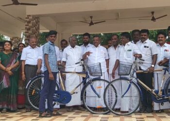 நத்தம் அரசு மேல்நிலைப்பள்ளிகளில் பிளஸ் 1 மாணவர்களுக்கு இலவச சைக்கிள் வழங்கும் விழா