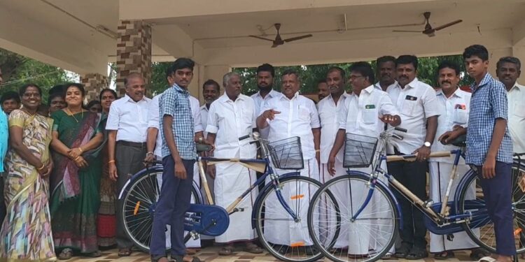 நத்தம் அரசு மேல்நிலைப்பள்ளிகளில் பிளஸ் 1 மாணவர்களுக்கு இலவச சைக்கிள் வழங்கும் விழா
