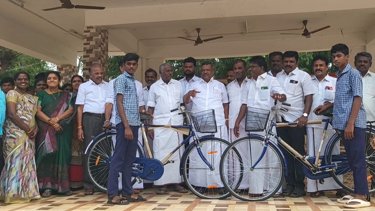 நத்தம் அரசு மேல்நிலைப்பள்ளிகளில் பிளஸ் 1 மாணவர்களுக்கு இலவச சைக்கிள் வழங்கும் விழா