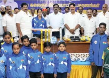 கிருஷ்ணகிரி மாவட்டத்தில் ‘கலைஞர் விளையாட்டு உபகரணங்கள்’ கலெக்டர் வழங்கினர்