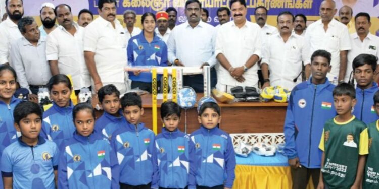 கிருஷ்ணகிரி மாவட்டத்தில் ‘கலைஞர் விளையாட்டு உபகரணங்கள்’ கலெக்டர் வழங்கினர்