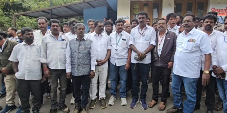 கொடைக்கானலில் தனியார் விடுதிகள் சுற்றுலா வழிகாட்டிகளின் வருவாயை பாதிப்பதால் கவன ஈர்ப்பு போராட்டம்