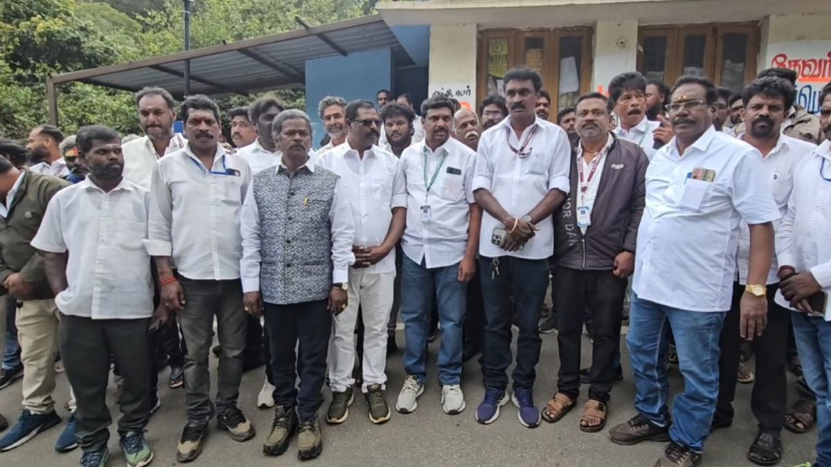 கொடைக்கானலில் தனியார் விடுதிகள் சுற்றுலா வழிகாட்டிகளின் வருவாயை பாதிப்பதால் கவன ஈர்ப்பு போராட்டம்