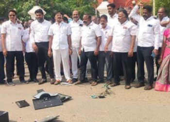 புதுக்கோட்டையில் வழக்கறிஞர்கள் கணினியை உடைத்து நூதனப் போராட்டம்