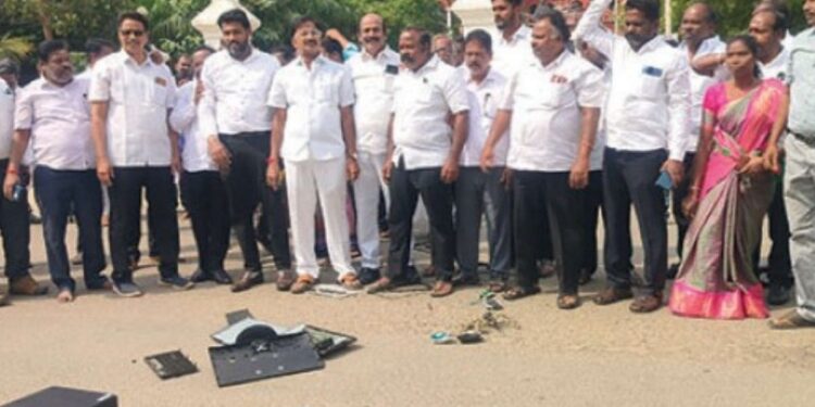 புதுக்கோட்டையில் வழக்கறிஞர்கள் கணினியை உடைத்து நூதனப் போராட்டம்