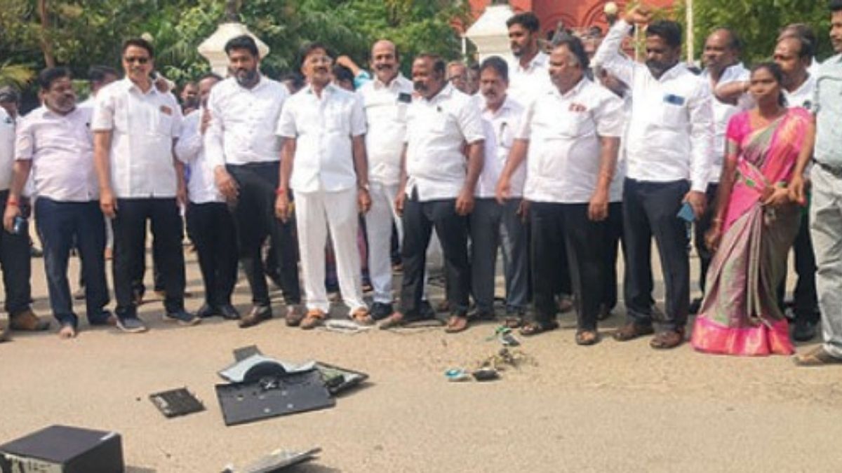 புதுக்கோட்டையில் வழக்கறிஞர்கள் கணினியை உடைத்து நூதனப் போராட்டம்