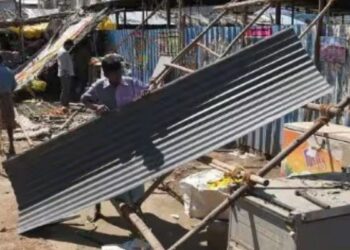 தேனி பழைய பேருந்து நிலையத்தில் பரபரப்பு  அரசு நிலத்தை ஆக்கிரமித்து அமைக்கப்பட்ட 11 பூக்கடைகள் போலீஸ் பாதுகாப்புடன் அகற்றம்