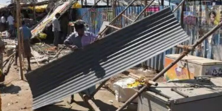 தேனி பழைய பேருந்து நிலையத்தில் பரபரப்பு  அரசு நிலத்தை ஆக்கிரமித்து அமைக்கப்பட்ட 11 பூக்கடைகள் போலீஸ் பாதுகாப்புடன் அகற்றம்