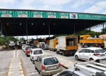 டோல்கேட் முற்றுகை விவசாய டிராக்டர்களுக்கு கட்டணம் விவசாயிகள் ஆவேசம்!