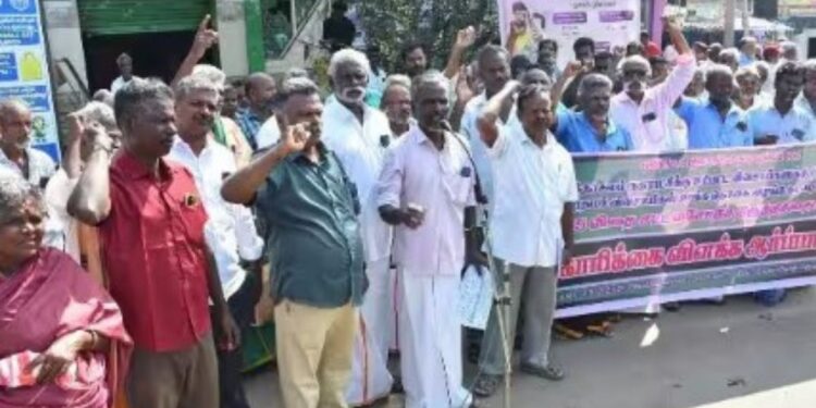 அடிப்படை வசதிகளின்றித் தவிக்கும் ஏத்தக்கோயில் ஊராட்சி  முடங்கிக்கிடக்கும் திட்டங்களால் இருளில் மூழ்கும் கிராமங்கள்