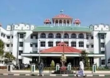 திருப்பதி கோயில் முன் அதிமுக பேனர் வைத்து வீடியோ சர்ச்சையில் சிக்கிய மதுரை நிர்வாகிகளுக்கு உயர்நீதிமன்றம் முன்ஜாமின்