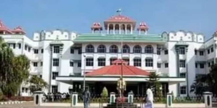 திருப்பதி கோயில் முன் அதிமுக பேனர் வைத்து வீடியோ சர்ச்சையில் சிக்கிய மதுரை நிர்வாகிகளுக்கு உயர்நீதிமன்றம் முன்ஜாமின்