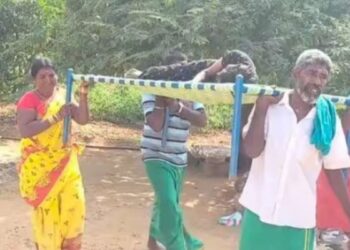 நோய்வாய்ப்பட்ட பெண் மற்றும் கர்ப்பிணியை கட்டிலில் சுமந்து ஓடை வழியே தூக்கிச் சென்ற சோகம்!