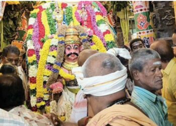 பழனி லட்சுமி நாராயண பெருமாள் கோயிலில் வைகுண்ட ஏகாதசி கருட வாகனத்தில் சொர்க்கவாசல் வழியாக எழுந்தருளிய பெருமாள்