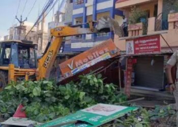 உசிலம்பட்டியில்  கடைகளின் முன் இருந்த ஆக்கிரமிப்புகள் அதிரடி அகற்றம்