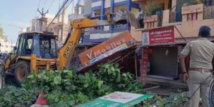 உசிலம்பட்டியில்  கடைகளின் முன் இருந்த ஆக்கிரமிப்புகள் அதிரடி அகற்றம்