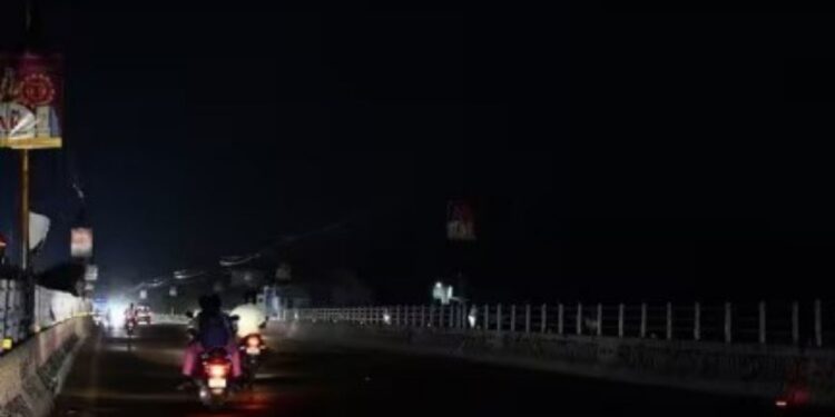 இருளில் மூழ்கும் திண்டுக்கல் நுழைவு வாயில்கள்  தொடரும் வழிப்பறி அச்சத்தால் பொதுமக்கள்