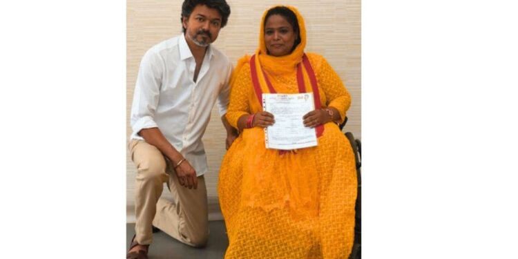 பாரா ஒலிம்பிக் வீராங்கனைக்கு தரை அமர்ந்து பதவி வழங்கிய விஜய் – தவெக மதுரை புறநகர் கிழக்கு மாவட்ட பட்டியல் வெளியீடு