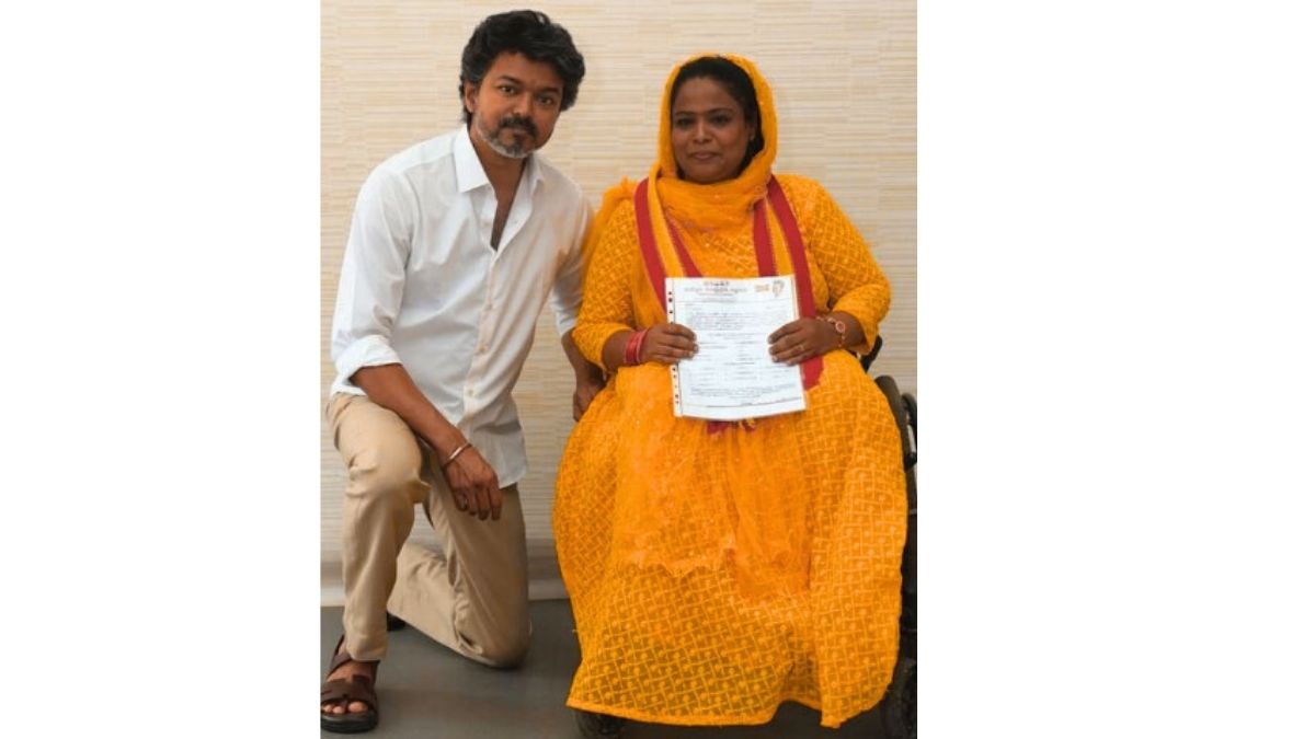 பாரா ஒலிம்பிக் வீராங்கனைக்கு தரை அமர்ந்து பதவி வழங்கிய விஜய் – தவெக மதுரை புறநகர் கிழக்கு மாவட்ட பட்டியல் வெளியீடு