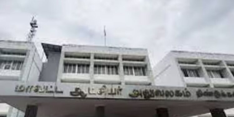 அமைச்சரின் பெயரைச் சொல்லி மிரட்டல் முதல் வேலுநாச்சியார் பெயர் பலகை வரை திண்டுக்கல் குறைதீர் கூட்டத்தில் குவியும் புகார்கள்