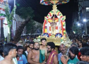 மதுரை கூடலழகர் பெருமாள் கோவிலில் பரமபத வாசல் திறப்பில் பல்லாயிரக்கணக்கான பக்தர்கள் தரிசனம்