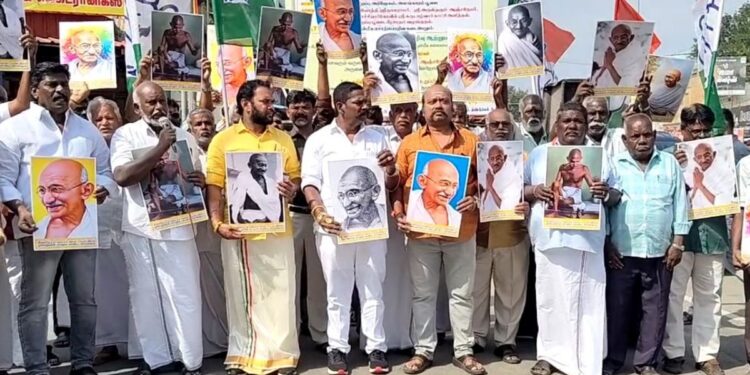 100 நாள் வேலைத் திட்டத்தில் காந்தியின் பெயர் நீக்கம்: திண்டுக்கல்லில் காங்கிரஸ் கட்சியினர் ஆர்ப்பாட்டம்!