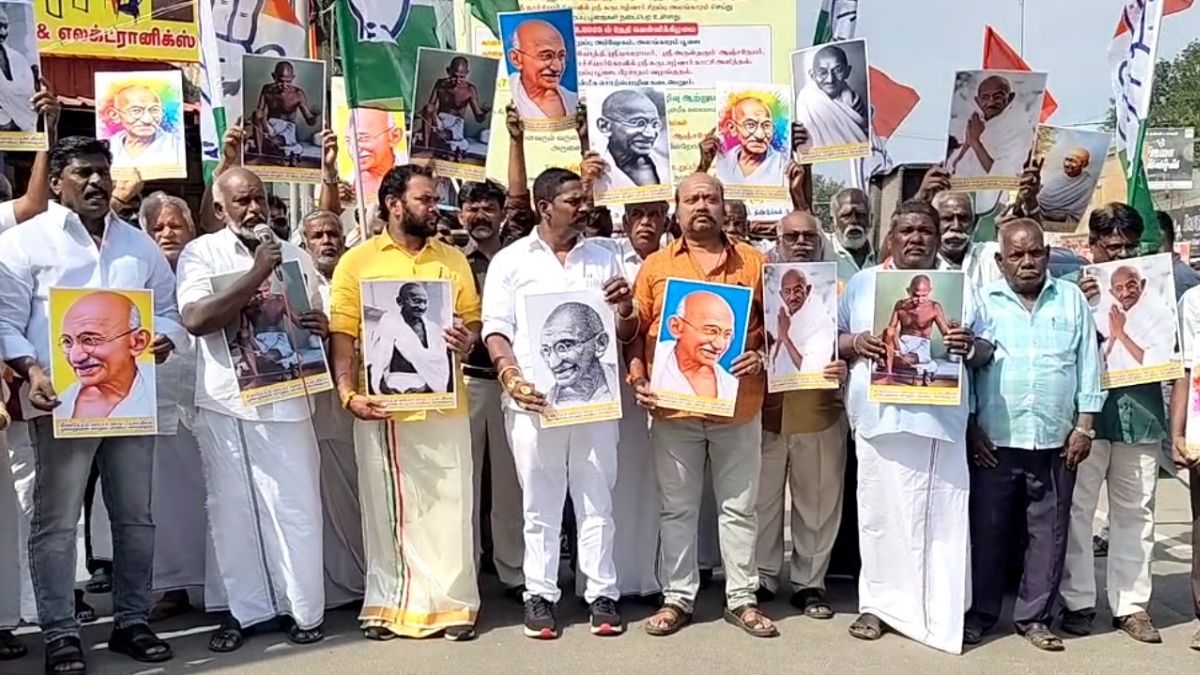 100 நாள் வேலைத் திட்டத்தில் காந்தியின் பெயர் நீக்கம்: திண்டுக்கல்லில் காங்கிரஸ் கட்சியினர் ஆர்ப்பாட்டம்!