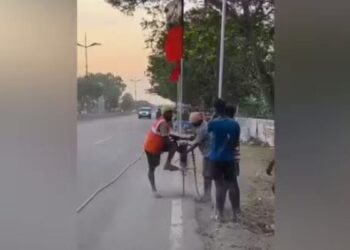 பல்லடத்தில் இன்று திமுக மகளிர் மாநாடு முதல்வர் வருகைக்காக விதிகளை மீறி அவிநாசி சாலையில் கொடிக்கம்பங்கள்