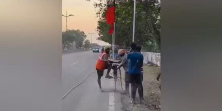 பல்லடத்தில் இன்று திமுக மகளிர் மாநாடு முதல்வர் வருகைக்காக விதிகளை மீறி அவிநாசி சாலையில் கொடிக்கம்பங்கள்