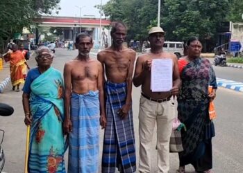 குடியிருப்பு இடத்தை காவல்துறை எஸ்.ஐ. ஆக்கிரமிப்பு மாவட்ட ஆட்சியரிடம் அரை நிர்வாணமாக மனு