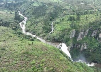 வெள்ளி உருக்கி கொட்டியது போல ஆர்ப்பரிக்கும் தூவத்தூர் அருவி!